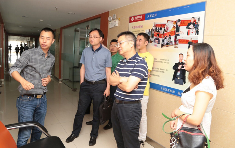 重庆市渝北区人民政府相关领导莅临云南永利欢乐娱人城集团考察，双方将于近日签订投资合同，永利欢乐娱人城集团将在重庆投资设立控股子公司和200人规模的技术研发基地