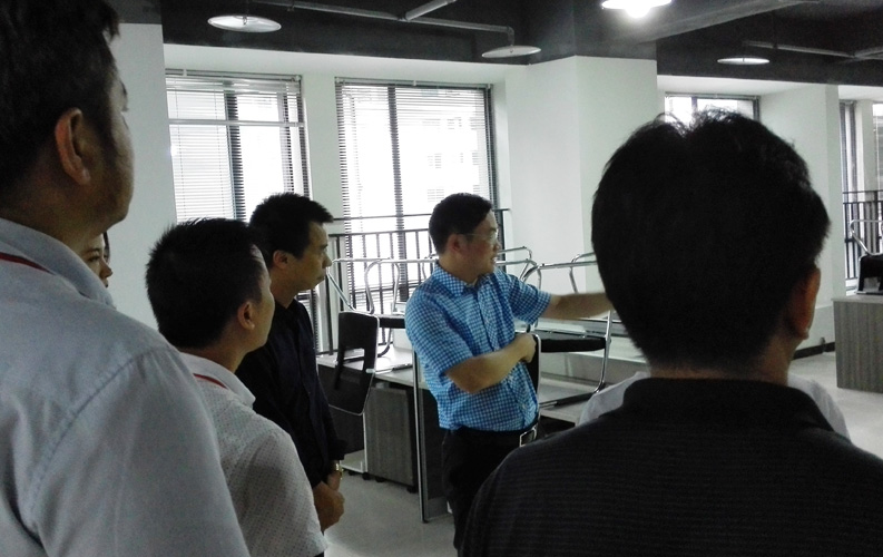 赖区长鼓励重庆永利欢乐娱人城网络公司要多进行创新，并就永利欢乐娱人城未来发展方向做出重要指示。