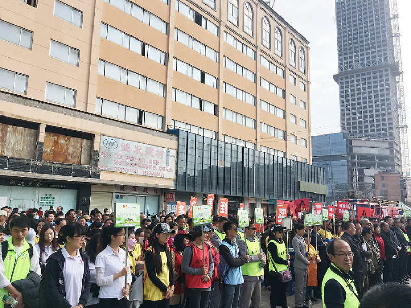 2017年3月5日，是我国第54个学雷锋纪念日。3月份的春天万物复苏，百花齐放。阳光透过淡薄的云层照耀着大地，它的万道金光愉快地普照着万物。春风拂面,是那么清柔,那么亲切,就像是雷锋的精神一直温暖着、鼓舞着永利欢乐娱人城!