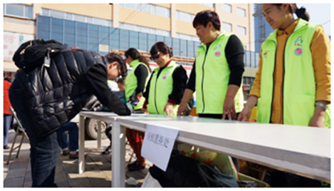 活动以“做好事做善事做志愿者”为主题，倡导节能减排、低碳出行、绿色出行的生活方式，鼓励市民低碳出行。同时，在云纺的活动现。ッ魇星嗷岽戳“一家衣等于爱”衣服回收箱，市民将废旧的衣服投放到箱内，志愿者送上一盆绿色植物或者一本图书。