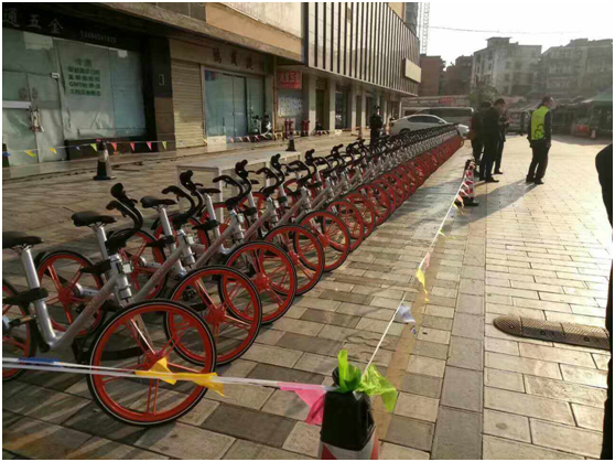 上午11点，云南永利欢乐娱人城投资集团有限公司、云纺商业区、昆明悦动文化传播有限公司、云南北瑞兔司机新能源汽车科技有限公司、moblke摩拜单车许多商户踊跃参加，由150余名志愿者组成的队伍开始了浩浩荡荡的4公里公益徒步，目的是鼓励大家使用零污染的交通工具，降低自然资源的耗损，同时也是为了让市民能够熟知这样的出行方式，倡导绿色出行。